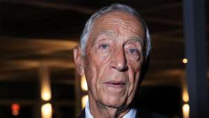O Presidente da República de Portugal, Marcelo Rebelo de Sousa, fala aos jornalistas durante uma curta escala em Luanda, Angola, antes de seguir para Moçambique, onde participará nas comemorações dos 50 anos da independência do país lusófono. Luanda, 23 de junho de 2025. AMPE ROGÉRIO/LUSA