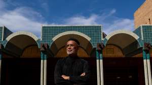 O imã da Mesquita Central de Lisboa, David Munir, posa para uma fotografia enquanto um avião sobrevoa a Mesquita, no Bairro Azul, em Lisboa, 16 de setembro de 2024. O tráfego aéreo sobre a cidade de Lisboa está cada vez mais intenso, havendo cada vez mais queixas em relação à poluição visual e sonora assim como em relação à frequência de voos noturnos. (ACOMPANHA TEXTO DA LUSA DO DIA 28 DE SETEMBRO DE 2024). JOSÉ SENA GOULÃO/LUSA