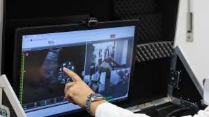 O radiologista Paulo Donato testa o braço robótico e as sondas de captação de imagem de um equipamento tecnológico desenvolvido no Instituto Pedro Nunes (IPN), que permite efetuar ecografias à distância e assim quebrar barreiras no acesso a meios de diagnóstico, no Serviço de Radiologia dos Hospitais da Universidade de Coimbra, 2 de junho de 2025. (ACOMPANHA TEXTO DA LUSA DE 07-06-2025) PAULO NOVAIS/LUSA