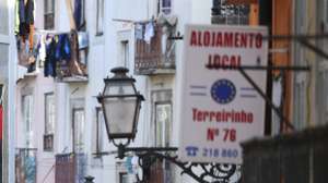 Comerciantes e residentes dizem que pouco mudou na Rua do Terreirinho, na Mouraria, em Lisboa, onde há um ano um incêndio num prédio fez duas vítimas mortais e 14 feridos, Lisboa, 29 de janeiro de 2024. “Mudou muito pouco”, constata o presidente da Junta de Freguesia de Santa Maria Maior, Miguel Coelho (ausente na fotografia), em conversa com a Lusa na Rua do Terreirinho, onde se destaca um alojamento local pintado de amarelo fresco. (ACOMPANHA TEXTO DE 01 DE FEVEREIRO DE 2024). ANTÓNIO COTRIM/LUSA
