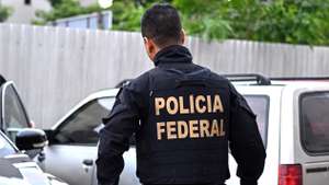 epa11136911 Federal Police agents leave the house of Brazilian former minister Augusto Heleno in Brasilia, Brazil, 08 February 2024. Brazilian Federal Police is conducting an operation against former president Bolsonaro, his ministers, and his military allies to investigate in the attempted coup d'etat on 01 January 2023.  EPA/AndrÃ© Borges