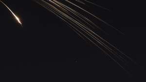 epa12829054 A photo made with a long exposure technique shows an Iranian cluster dispersal ballistic missile in the sky as sirens sound across central Israel, above Tel Aviv, Israel, 18 March 2026.  EPA/ABIR SULTAN