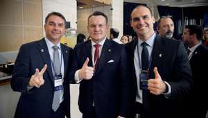 Flávio Bolsonaro com Dominik Tarczyński, eurodeputado polaco. Foto publicada por Dominik Tarczyński no dia 5 de outubro de 2026 para parabenizar Bolsonaro pela vitória na primeira volta das eleições brasileiras.