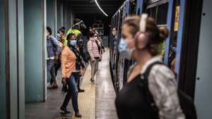 Pessoas no metro de Lisboa