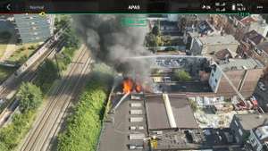 Um incêndio no município de Koelkelberg, em Bruxelas, levou à suspensão da circulação dos comboios entre as estações Bruxelas-Oeste e Simonis.