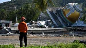 epa13175445 A handout photo made available by Indonesia's National Search and Rescue Agency (Basarnas) shows a rescuer inspecting a collapsed mosque in the aftermath of an earthquake in East Manggarai regency, East Nusa Tenggara province, Indonesia, 17 August 2026. According to Basarnas, the 7.7-magnitude earthquake that struck off the coast of Flores Island in Indonesia's East Nusa Tenggara on 15 August left at least 53 people dead.  EPA/BASARNAS/HANDOUT  HANDOUT EDITORIAL USE ONLY/NO SALES