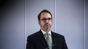 O secretário de Estado da Presidência do Conselho de Ministros, André Moz Caldas, presta declarações sobre as obras de beneficiação e adaptação do edifício-sede da Caixa Geral de Depósitos, com vista à concentração física de entidades públicas neste edifício, em Lisboa, 10 de março de 2023. RODRIGO ANTUNES/LUSA