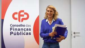 A presidente do Conselho das Finanças Públicas, Nazaré da Costa Cabral, à chegada para a conferência de imprensa sobre a publicação do relatório "Perspetivas Económicas e Orçamentais 2026-2030", em Lisboa, 15 de abril de 2026. ANTÓNIO PEDRO SANTOS/LUSA