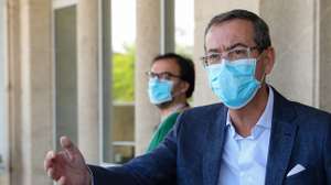 O bastonário da Ordem dos Médicos, Miguel Guimarães, fala com a comunicação social após uma visita ao Hospital de S. João, Porto, 18 de junho de 2020. A visita coincide com a celebração a nível nacional do Dia do Médico e é feita simbolicamente no hospital do país que recebeu e tratou mais doentes com covid-19, como forma de homenagem aos médicos – extensível a todo o país – "pela dedicação e competência com que corresponderam nesta fase difícil e pelo que trabalho que desenvolvem sempre, com ou sem pandemia". JOSÉ COELHO/LUSA