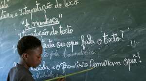 O professor Frederico Chipessola (E) durante a aula de português na escola primária de Chipupili, município da Chicala, Cuito, Bié, Angola, 28 de maio de 2024. Milhares de alunos angolanos de zonas rurais andam dezenas de quilómetros para ter acesso ao ensino devido à falta de transportes.O cenário poderá mudar em breve com a implementação de um projeto-piloto no âmbito da iniciativa “Unidos pela Educação” - que integra o Centro Ufolo, a Fundação Ulwazi e o Ministério da Educação - para formar professores ambulantes e levar uma “escola móvel” até às aldeias. (ACOMPANHA TEXTO DO DIA 02 DE JUNHO DE 2024). AMPE ROGÉRIO/LUSA