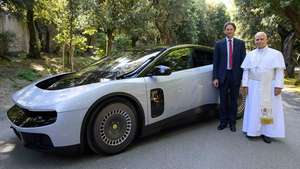 Papa com o novo carro elétrico da Ferrari
