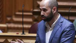 O deputado do Bloco de Esquerda (BE), Pedro Filipe Soares, intervém na sessão plenária do debate preparatório do Conselho Europeu, na Assembleia da República, em Lisboa, 20 de outubro de 2021. TIAGO PETINGA/LUSA