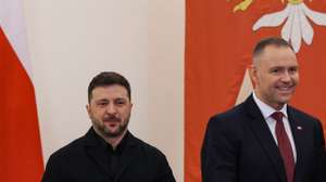epa12602985 Polish President Karol Nawrocki (C) and Ukrainian President Volodymyr Zelensky (L) after a joint press conference at the Presidential Palace in Warsaw, Poland, 19 December 2025.  EPA/PAWEL SUPERNAK POLAND OUT