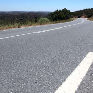 Estrada nacional 120 que a autarquia de Lagos considera insuficiente para servir o litoral algarvio entre Lagos e Sines e exige que o IP4, reivindicada há mais de 20 anos pelos concelhos da Costa Vicentina e do Sudoeste Alentejano, seja finalmente construida, Lagos, 6 de julho de 2011. (ACOMPANHA TEXTO) LUIS FORRA/ LUSA