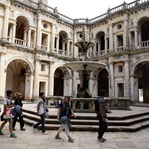 Turista visitam o Convento de Cristo, onde as cenas da produção internacional realizada por Terry Gilliam foram explicadas previamente num dossiê submetido à apreciação da DGPC, não tendo havido “nada a obstar”, Tomar,  8 de junho de 2017. Um técnico do Convento de Cristo, em Tomar, assegura que as filmagens de “O Homem que Matou D. Quixote” obedeceram a “níveis de segurança absolutos” e que os alegados danos se resumiram a “pequenos destacamentos de pedras”. (ACOMPANHA TEXTO DO DIA 10 DE JUNHO DE 2017). PAULO CUNHA/LUSA
