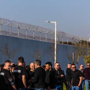 Guardas prisionais participam na vigília junto à prisão de Custóias em dia de greve convocada pelo Sindicato Nacional do Corpo da Guarda Prisional, em prol da valorização e dignificação da profissão, reestruturação de suplementos remuneratórios e aprovação do sistema de avaliação de desempenho, em Matosinhos, 31 de janeiro de 2024. JOSÉ COELHO/LUSA