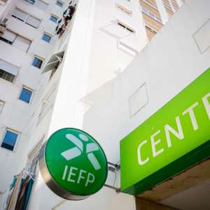 Símbolo do IEFP, no Centro de Emprego da Avenida 5 de Outubro, em Lisboa, 12 de agosto de 2024. Trabalho. Emprego. Desemprego. ANTÓNIO PEDRO SANTOS/LUSA