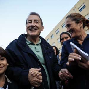 O candidato da Coligação Gaia Sempre na Frente (PSD/CDS-PP/IL) à Câmara de Vila Nova de Gaia, Luís Filipe Menezes (C), contacta com a população no Bairro da Quinta da Bela Vista em Vila Nova de Gaia, 07 de outubro de 2025. JOSÉ COELHO/LUSA