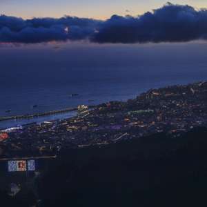 O espetáculo de fogo-de-artifício que assinala a passagem de ano na Madeira vai ocorrer às 00:00 de quinta-feira, depois de o Governo Regional ter ponderando antecipá-lo para as 20:00 de quarta-feira, devido ao mau tempo, indicou hoje o executivo. O IPMA colocou a costa sul e as regiões montanhosas da ilha da Madeira sob aviso laranja na quinta-feira, 01 de janeiro de 2026, com previsão de chuva por vezes forte, que poderá ser ocasionalmente sob a forma de granizo. Funchal, ilha da Madeira, 30 de dezembro de 2025. O tradicional espetáculo pirotécnico, um dos maiores cartazes da Madeira, decorre no Funchal e terá a duração de oito minutos, com fogo lançando a partir de 58 postos – 26 localizados no anfiteatro, 25 na avenida marginal e cinco em embarcações ao largo da baía –, num total de 22 toneladas de material pirotécnico e 97 mil disparos. HOMEM DE GOUVEIA/ LUSA