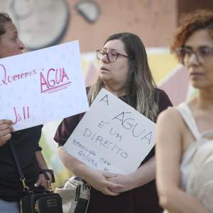Manifestantes protestam durante a iniciativa "A Água é um Direito", contra a privatização da gestão da água pública, em Almada, 10 de julho de 2026. ANTÓNIO PEDRO SANTOS/LUSA