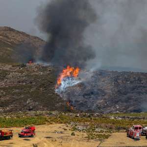 Bombeiros combatem o incêndio que consome mato, junto à povoação de Cando, na Serra da Freita, Arouca, 18 de agosto de 2026. PAULO NOVAIS/LUSA