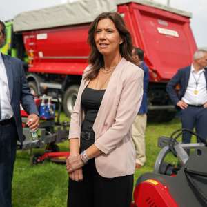 A presidente do Iniciativa Liberal (IL), Mariana Leitão (C), acompanhada pelo presidente do Conselho de Administração das Agros, Idalino Leitão (E), durante a visita à 12.ª AgroSemana – Feira Agrícola do Norte, em Vila do Conde, 04 de setembro de 2026. HUGO DELGADO/LUSA