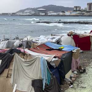 epaselect epa13251285 Temporary tents stand at a migrant camp on El Trampolin beach in Ceuta, Spain, 20 September 2026. Thousands of migrants continue to camp on the beach in the Spanish enclave in North Africa after crossing the border on 30 and 31 July 2026.  EPA/REDUAN