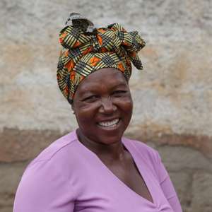 Palmira Fabião, vendedora de 'badjias' (pastel de feijão), na praça da Juventude, em Maputo, Moçambique, 26 de abril de 2023. Nas manhãs de Maputo, as bancas improvisadas de venda de “pão e badjias” são comuns tanto nos subúrbios como na cidade, negócios de mulheres sem rendimentos que procuram sustento na economia informal, da qual vive a maior parte dos moçambicanos. (ACOMPANHA TEXTO DA LUSA DO DIA 29 DE ABRIL DE 2023). LUÍSA NHANTUMBO/LUSA