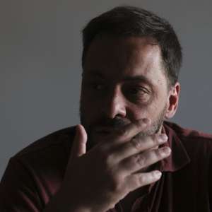 O músico e compositor António Zambujo, durante entrevista à Agência Lusa nos Qinz estúdios, em Lida-a-Velha, Oeiras, 24 de março de 2026. (ACOMPANHA TEXTO DA LUSA DO DIA 28 DE MARÇO). MANUEL DE ALMEIDA/ LUSA