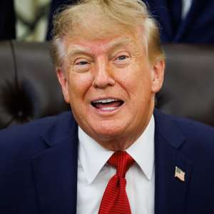 epa13249106 US President Donald Trump answers questions from reporters after announcing new 'most favored nation' pricing for certain drugs in the Oval Office of the White House in Washington, DC, USA, 18 September 2026. The policy aims to allow state Medicaid programs to access lower drug prices negotiated by foreign nations.  EPA/Samuel Corum / POOL