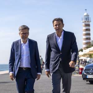 O presidente do Partido Social Democrata (PSD), Luís Montenegro (D), acompanhado pelo presidente e recandidato à Câmara Municipal de Lisboa, Carlos Moedas (E), à chegada para um almoço com autarcas do distrito de Lisboa, em Belém, Lisboa, 30 de setembro de 2025. JOSÉ SENA GOULÃO/LUSA