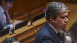 O deputado do CDS-PP, Paulo Núncio, intervém na sessão plenária na Assembleia da República, em Lisboa, 06 de março de 2025. MANUEL DE ALMEIDA/LUSA