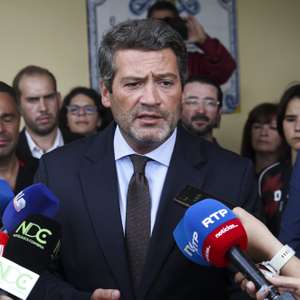 O presidente do Chega, André Ventura, fala aos jornalistas à chegada para a visita ao Centro Social São João, em Pé de Cão, Coimbra, 28 de agosto de 2026. PAULO NOVAIS/LUSA