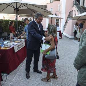O presidente da República, António José Seguro (C-E), conversa com uma visitante na Feira do Livro em Belém 2026, esta tarde no Palácio de Belém, em Lisboa, 18 de setembro de 2026. MIGUEL A. LOPES/LUSA