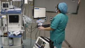 Um elemento da equipa médica examina os dados clínicos de um paciente durante uma intervenção cirúrgica inovadora do Hospital de Abrantes, Centro Hospitalar Médio Tejo (CHMT), que consiste na colocação de um pacemaker de tecnologia avançada a um doente hemodialisado e que não poderia receber os tradicionais pacemakers, em Abrantes, 28 de dezembro de 2023. (ACOMPANHA TEXTO DA LUSA DO DIA 30 DE DEZEMBRO DE 2023). ANTÓNIO PEDRO SANTOS/LUSA