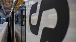 Pessoas aguardam pelo comboio na Estação de São Bento no Porto, 2 de janeiro de 2024. Os trabalhadores de operação, comando, controlo, informação, gestão de circulação e conservação ferroviária na Infraestruturas de Portugal (IP) estão em greve por melhores condições de trabalho e vencimentos da profissão, que considera exigente e complexa.  JOSÉ COELHO/LUSA