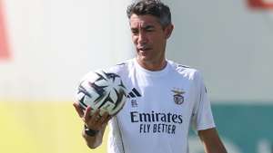 epa12284006 Benfica's head coach Bruno Lage leads a training session at Benfica Campus in Seixal, Setubal, Portugal, 05 August 2025. SL Benfica will face OGC Nice in the UEFA Champions League third qualifying round first leg match on 06 August in Nice.  EPA/MIGUEL A. LOPES