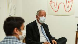 O Presidente da República, Marcelo Rebelo de Sousa, fala com jovens durante um debate sobre a proximidade pós pandemia, numa livraria de Lisboa, 10 de novembro de 2021. TIAGO PETINGA/LUSA