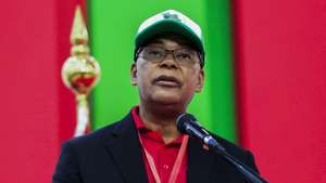 O atual presidente e candidato à presidência da União Nacional para a Independência Total de Angola (UNITA), Adalberto Costa Júnior, durante o discurso de abertura no início do XIV Congresso Ordinário da UNITA, sob o lema “Unidos pela alternância, estabilidade e desenvolvimento", em Luanda, Angola, 28 de novembro de 2025. A UNITA inicia hoje o seu XIV Congresso Ordinário, durante o qual será eleito o novo presidente do partido, numa disputa entre a via da continuidade, representada por Adalberto Júnior, recandidato ao cargo, e a mudança, proposta por Rafael Savimbi. AMPE ROGÉRIO/LUSA