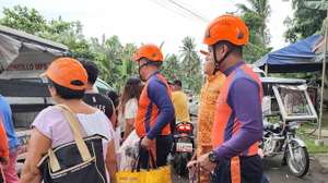 epa12513319 A handout photo made available by the Coast Guard District Southern Tagalog of the Philippine Coast Guard (PCG) shows PCG personnel assisting residents in pre-emptive evacuation measures in anticipation of the effects of typhoon Fung-Wong, in Batangas province, Philippines, 09 November 2025. According to the Philippine Atmospheric, Geophysical, and Astronomical Services Administration (PAGASA), the typhoon is projected to be over coastal waters of Pandan, Catanduanes moving west-northwest at 30 kilometers per hour with maximum winds of 185 kilometers per hour.  EPA/COAST GUARD DISTRICT SOUTHERN TAGALOG / HANDOUT  HANDOUT EDITORIAL USE ONLY/NO SALES