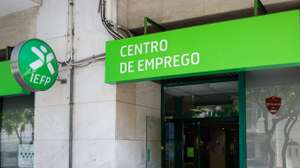 Um homem à entrada para um Centro de Emprego, em Lisboa, 12 de agosto de 2024. IEFP. Trabalho. Emprego. Desemprego. ANTÓNIO PEDRO SANTOS/LUSA