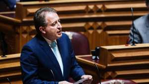 O deputado do Partido Social Democrata Eduardo Teixeira (E) intervém durante a apresentação e discussão do Relatório sobre a aplicação da Declaração do Estado de Emergência no período de 2 a 16 de março de 2021, na Assembleia da República, em Lisboa, 14 de abril de 2021. TIAGO PETINGA/LUSA