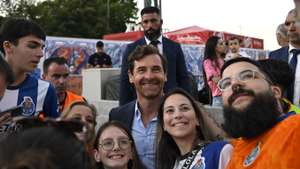 O treinador do FC Porto, André Villas-Boas (C), tira uma selfie com simpatizantes durante a iniciativa &quot;FC Porto na Baixa&quot;, com a participação da equipa principal de futebol e de atletas de todas as modalidades do clube, Porto, 25 de julho de 2024. FERNANDO VELUDO/LUSA