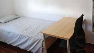 O ministro da Educação, Ciência e Inovação, Fernando Alexandre, observa um quarto durante a visita à nova residência de estudantes do IPP, com capacidade para 203 camas, Portalegre, 23 de setembro de 2025. A obra foi realizada ao abrigo do Plano Nacional para o Alojamento no Ensino Superior (PNAES), com financiamento do Plano de Recuperação e Resiliência (PRR) na ordem dos 5 milhões de euros. NUNO VEIGA/LUSA