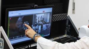 O radiologista Paulo Donato testa o braço robótico e as sondas de captação de imagem de um equipamento tecnológico desenvolvido no Instituto Pedro Nunes (IPN), que permite efetuar ecografias à distância e assim quebrar barreiras no acesso a meios de diagnóstico, no Serviço de Radiologia dos Hospitais da Universidade de Coimbra, 2 de junho de 2025. (ACOMPANHA TEXTO DA LUSA DE 07-06-2025) PAULO NOVAIS/LUSA