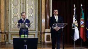 O presidente da Câmara Municipal de Lisboa (CML), Carlos Moedas (C), ladeado pelo bispo auxiliar de Lisboa e presidente da Fundação Jornadas Mundiais da Juventude (JMJ) Lisboa 2023, D. Américo Aguiar (E), e pelo vice-presidente da CML, Filipe Anacoreta Correia (D), intervém na conferência de imprensa sobre as JMJ, no salão Nobre dos Paços do Concelho, em Lisboa, 10 de fevereiro de 2023. ANTÓNIO PEDRO SANTOS/LUSA