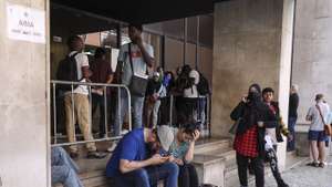 Manifestantes junto à da sede da AIMA - Agência para a Integração Migrações e Asilo em Lisboa na manifestação &quot;Defenda os seus direitos&quot;. Ação de protesto convocada pela comunidade do Bangladesh em Portugal, contra os atrasos na renovação ou emissão do primeiro cartão de residência pelo Instituto dos Registos e do Notariado (IRN) 18 de abril de 2024.  MIGUEL A. LOPES/LUSA