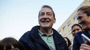 O candidato da Coligação Gaia Sempre na Frente (PSD/CDS-PP/IL) à Câmara de Vila Nova de Gaia, Luís Filipe Menezes (C), contacta com a população no Bairro da Quinta da Bela Vista em Vila Nova de Gaia, 07 de outubro de 2025. JOSÉ COELHO/LUSA
