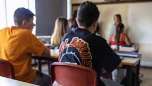 Alunos numa sala de aula da escola EB 23 Lourosa que proíbe os telemóveis, a propósito de uma petição que está a correr para que isso seja a regra em todas as escolas, Santa Maria da Feira, 23 de maio de 2023. (ACOMPANHA TEXTO DE 27 DE MAIO DE 2023) JOSÉ COELHO/LUSA