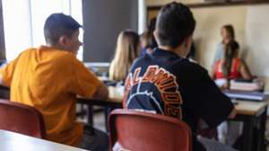 Alunos numa sala de aula da escola EB 23 Lourosa que proíbe os telemóveis, a propósito de uma petição que está a correr para que isso seja a regra em todas as escolas, Santa Maria da Feira, 23 de maio de 2023. (ACOMPANHA TEXTO DE 27 DE MAIO DE 2023) JOSÉ COELHO/LUSA